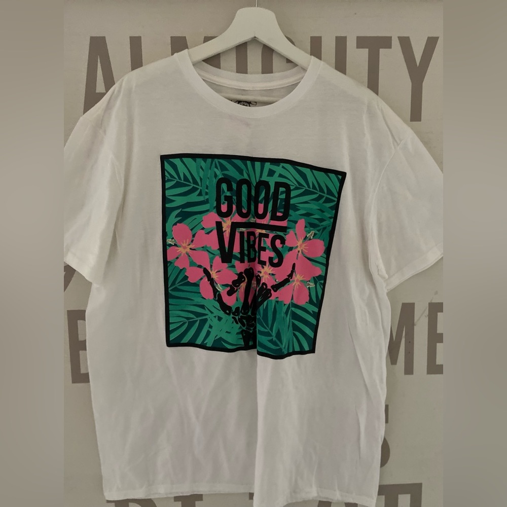 Men’s XL white T. New never worn!